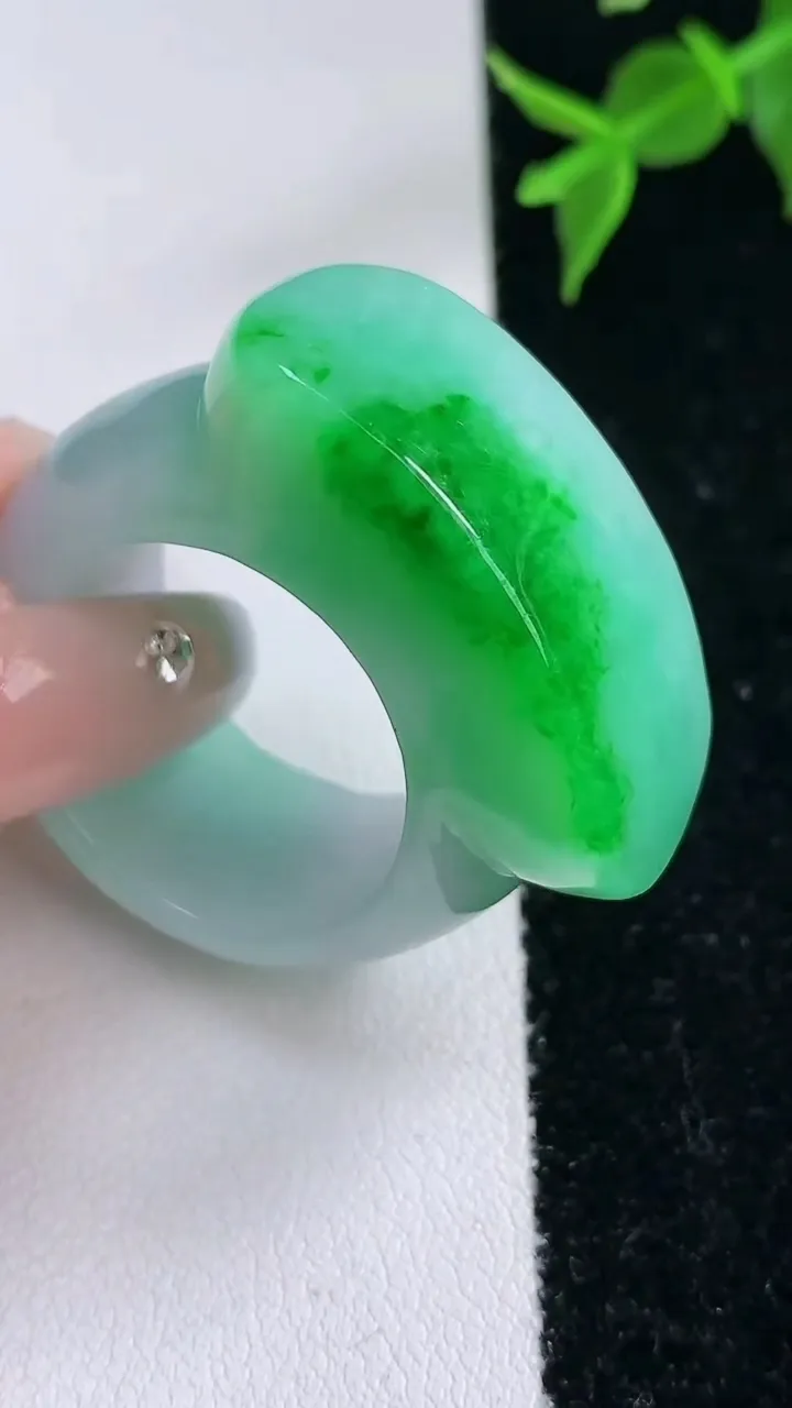 天然A货翡翠马鞍戒指 扳指，尺寸21.4-32.7-13.8-8.8，重量:25.90g2026年2月4日
工厂直销收藏佳品,种好水足，色泽均匀，有种有色，上手高大气！