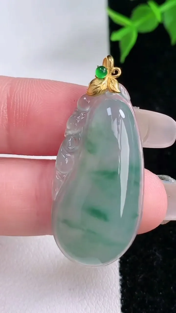 天然A货翡翠种飘花福瓜吊坠，尺寸33.5-16.5-5.3，重量:5.23g
2月4日