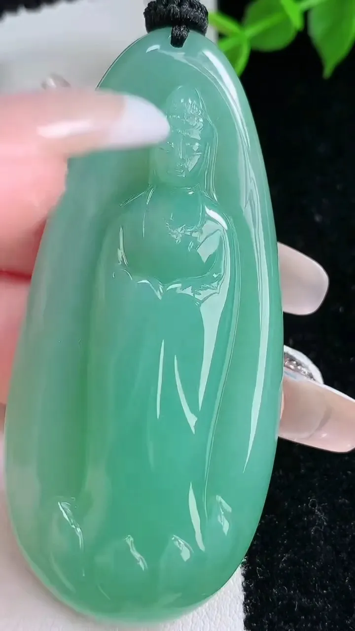 天然A货翡翠观音菩萨吊坠，尺寸60.4-28.6-8.7，重量:33.43g
2月4日