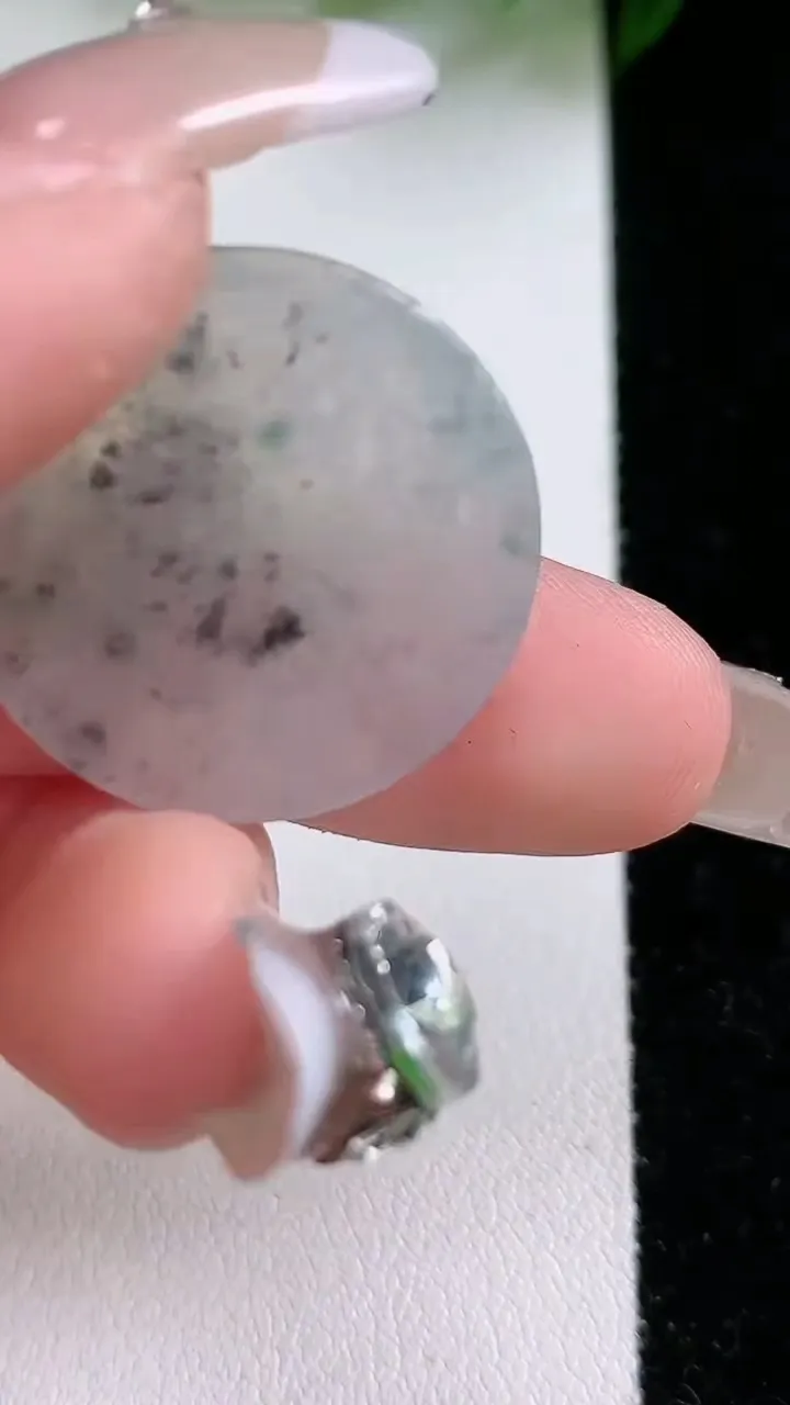 天然A货翡翠飘花无事牌镶嵌件，尺寸24.3-2.8，，重:4.38g
2月4日