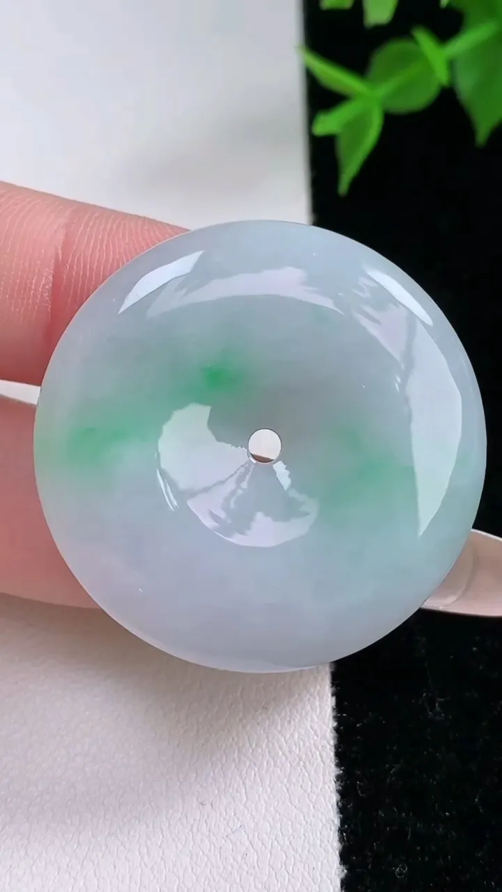 天然A货翡翠平安扣吊坠，尺寸34.3-5.5，重量:14.94g
2月4日