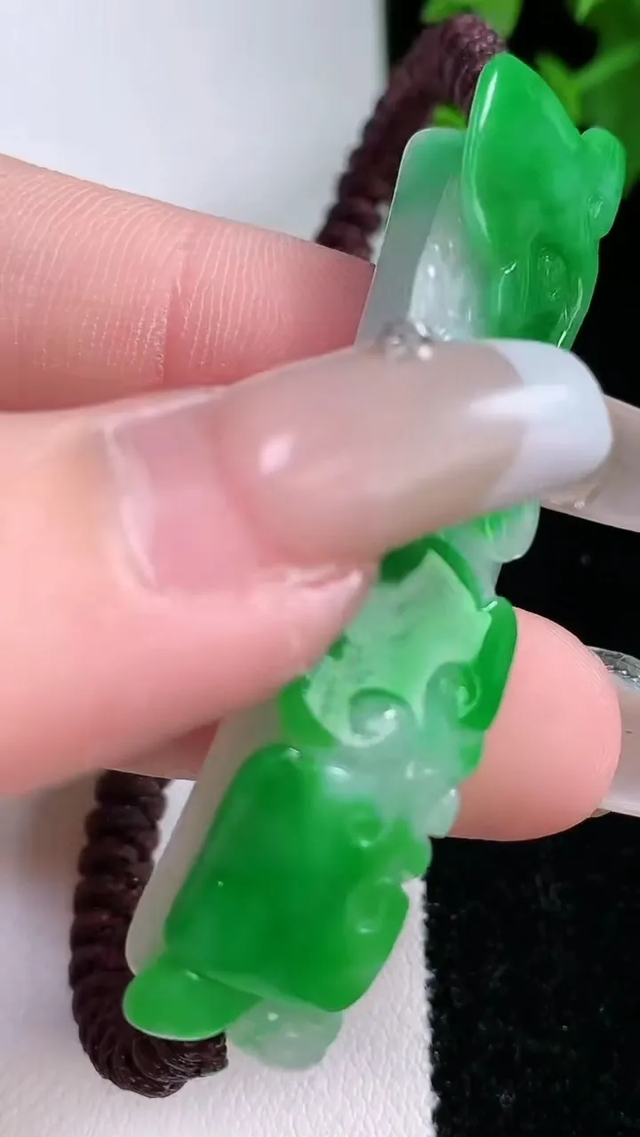 天然A货翡翠和和美美 荷花手牌，尺寸53-11.4-8，重量:14.95g
2月4日