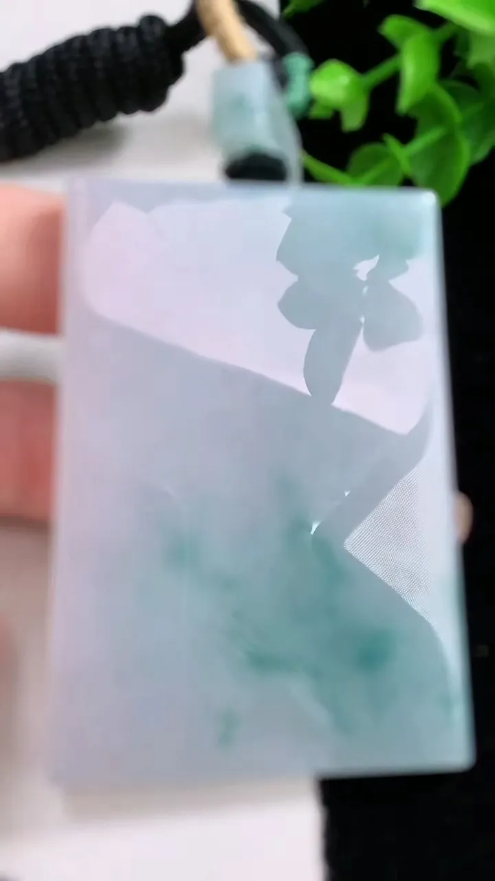 天然A货翡翠种飘花无事牌吊坠，尺寸62-43-5.6，重量:58.72g
2月4日