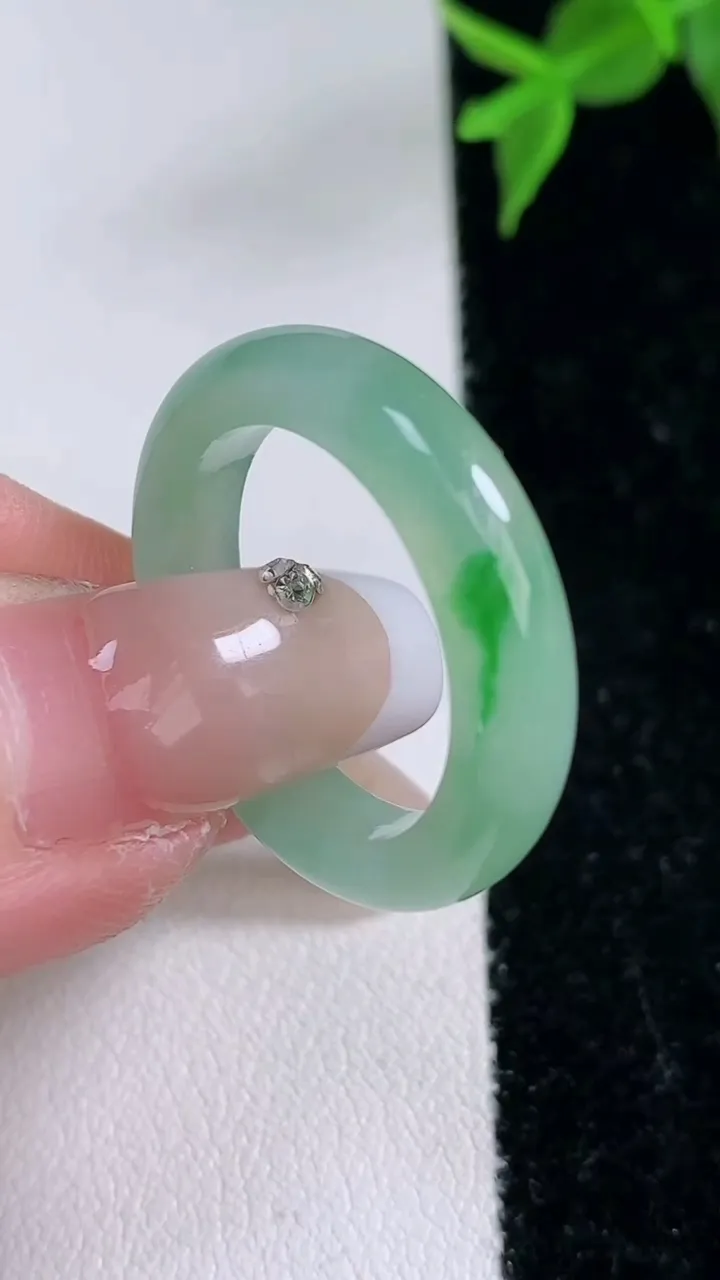 天然A货翡翠指环戒指，尺寸18.8-4.2-3.2，重量:3.88g2026年2月4日
工厂直销收藏