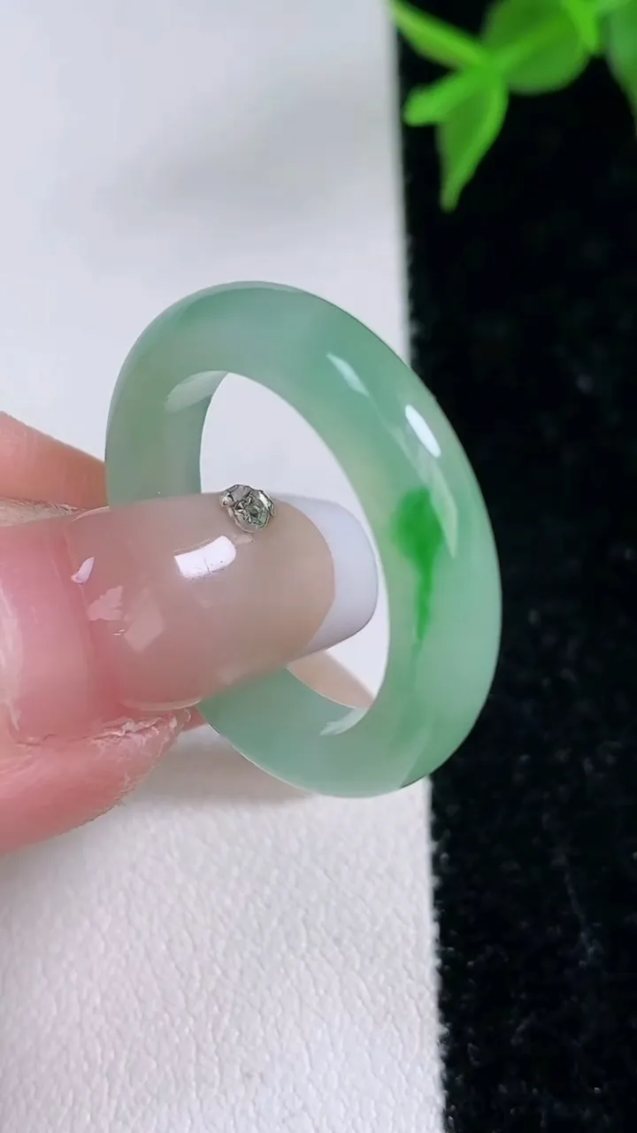 天然A货翡翠指环戒指，尺寸18.8-4.2-3.2，重量:3.88g2026年2月4日
工厂直销收藏