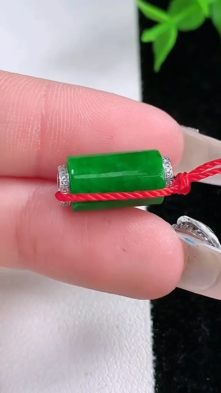 天然A货翡翠路路通吊坠，尺寸15.8-7.7，重量:1.93g
2月4日