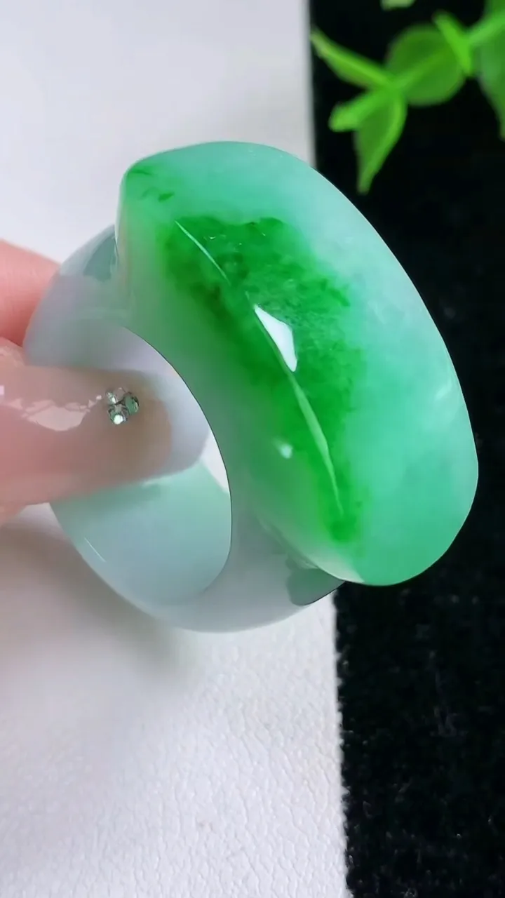 天然A货翡翠马鞍戒指 扳指，尺寸21.4-32.7-13.8-8.8，重量:25.90g2026年2月4日
工厂直销收藏佳品,种好水足，色泽均匀，有种有色，上手高大气！