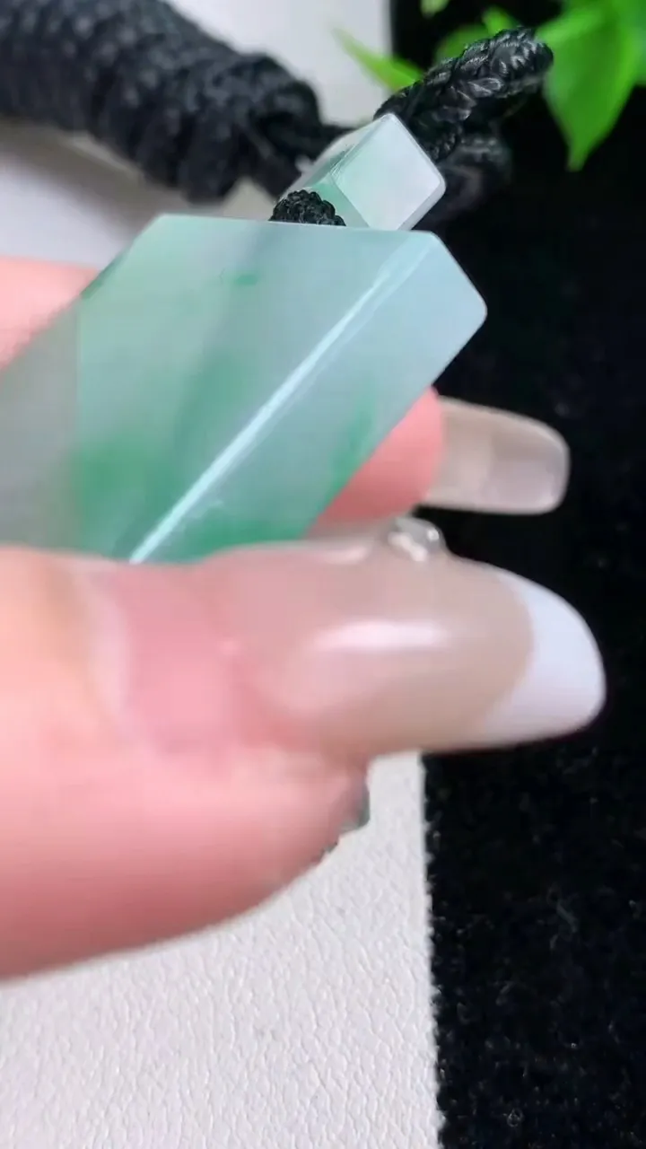 天然A货翡翠无事牌吊坠，尺寸49-34-6，重量:39.55g
2月4日