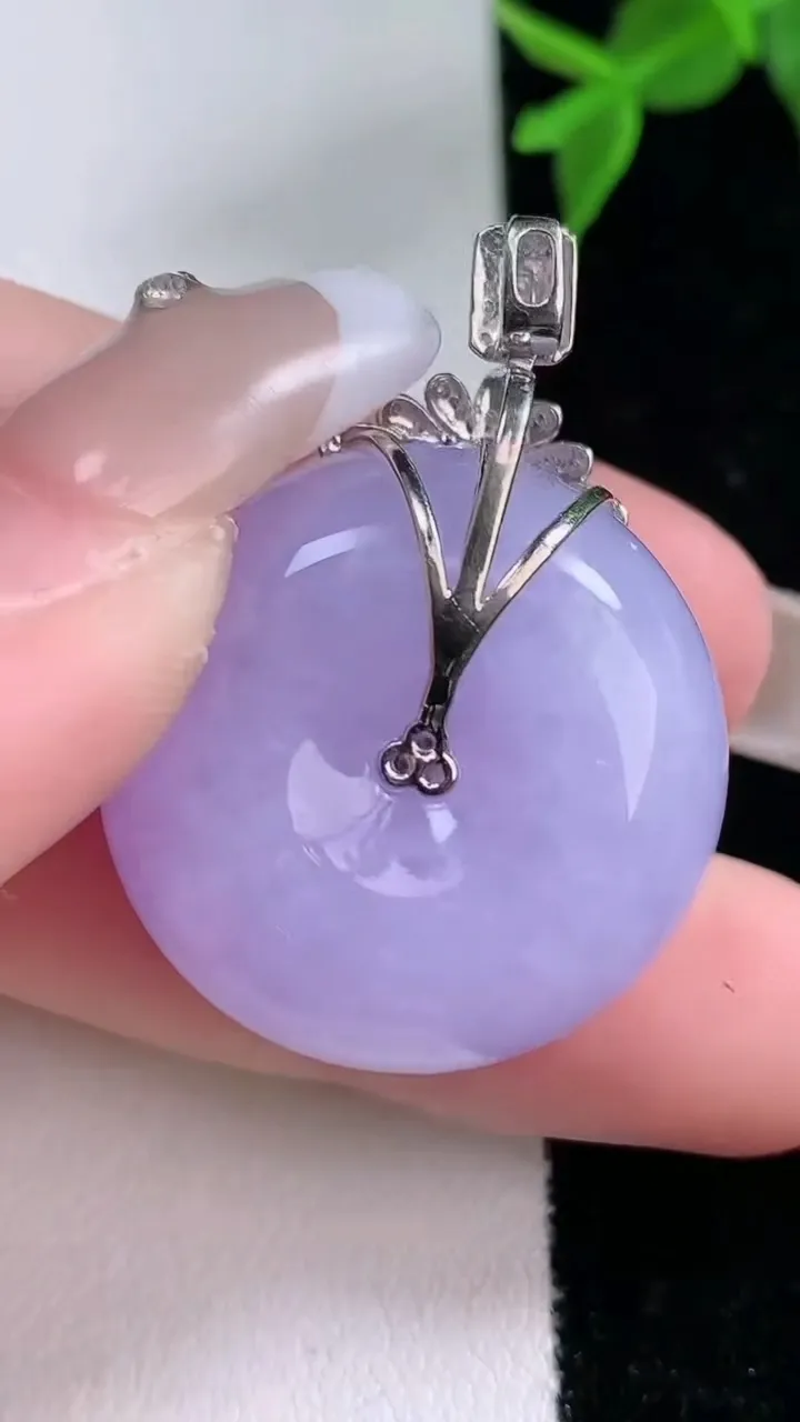 天然A货翡翠18K金紫罗兰路路通吊坠，尺寸25.8-13.3，重量:20.31g
2月4日