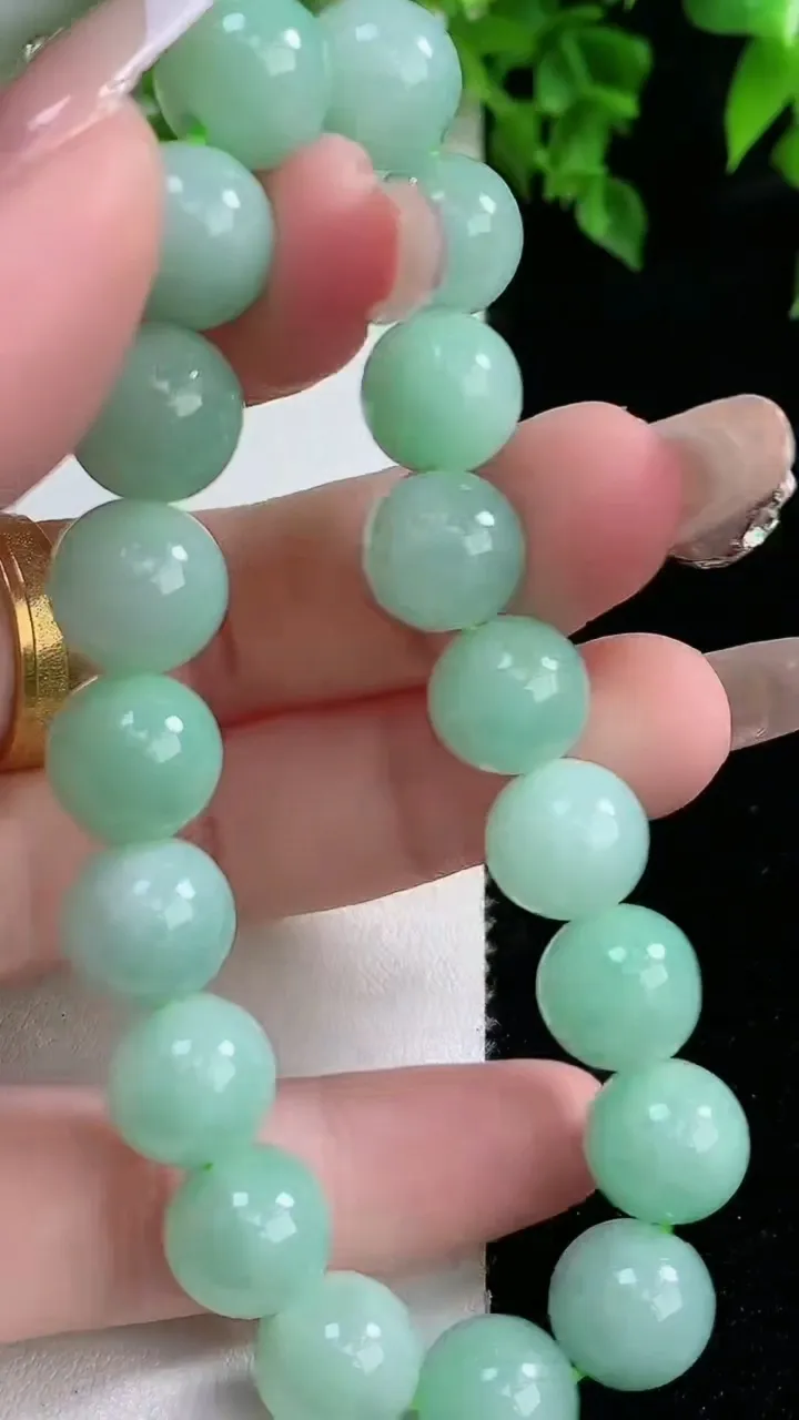 天然A货翡翠圆珠手串，尺寸10.5，重:38.49g2月4日
工厂直销收藏佳品,种好水足，色泽均匀，