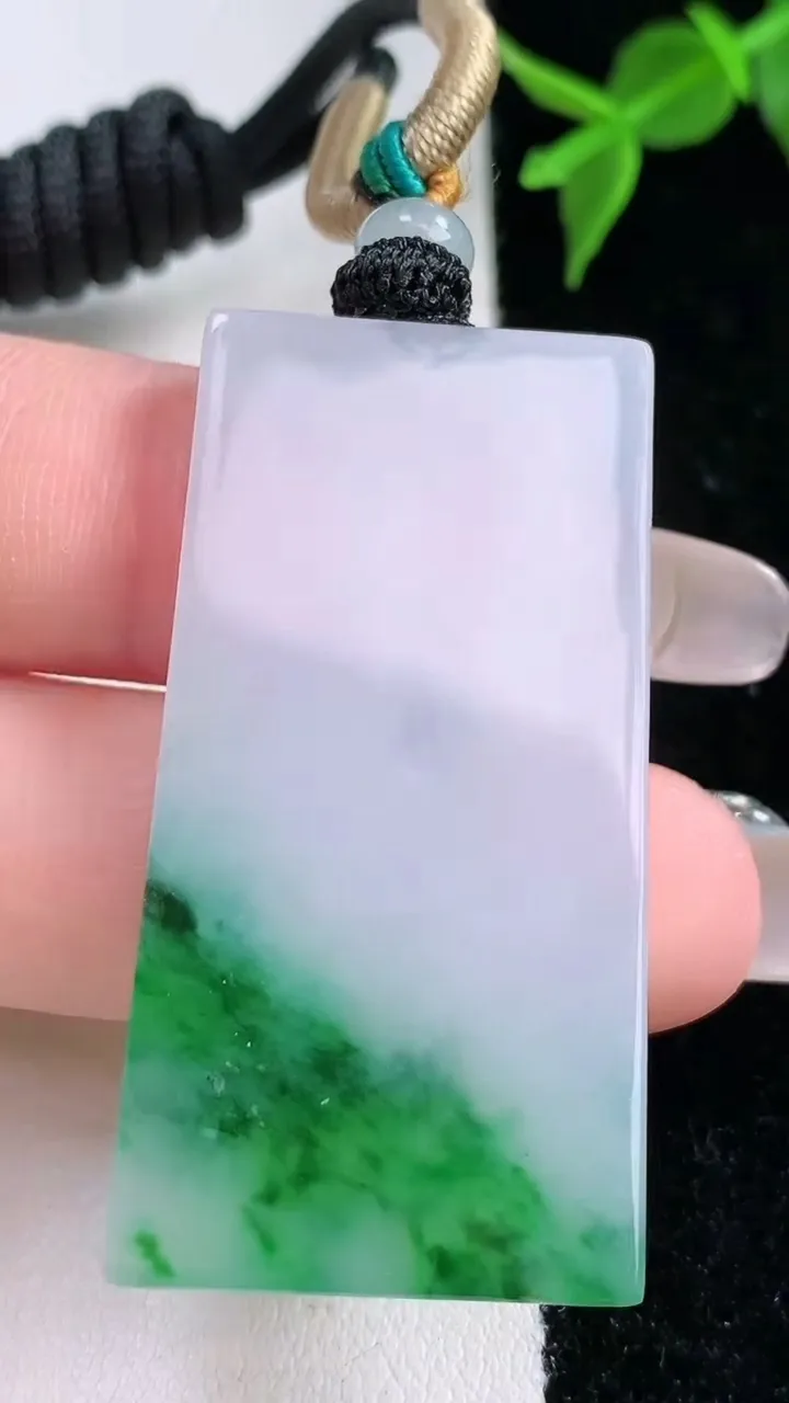 天然A货翡翠冰种飘花无事牌吊坠，尺寸43-22.3-3.6，重量:14.44g
2月4日