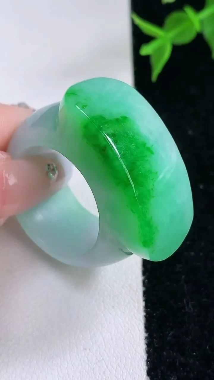 天然A货翡翠马鞍戒指 扳指，尺寸21.4-32.7-13.8-8.8，重量:25.90g2026年2月4日
工厂直销收藏佳品,种好水足，色泽均匀，有种有色，上手高大气！