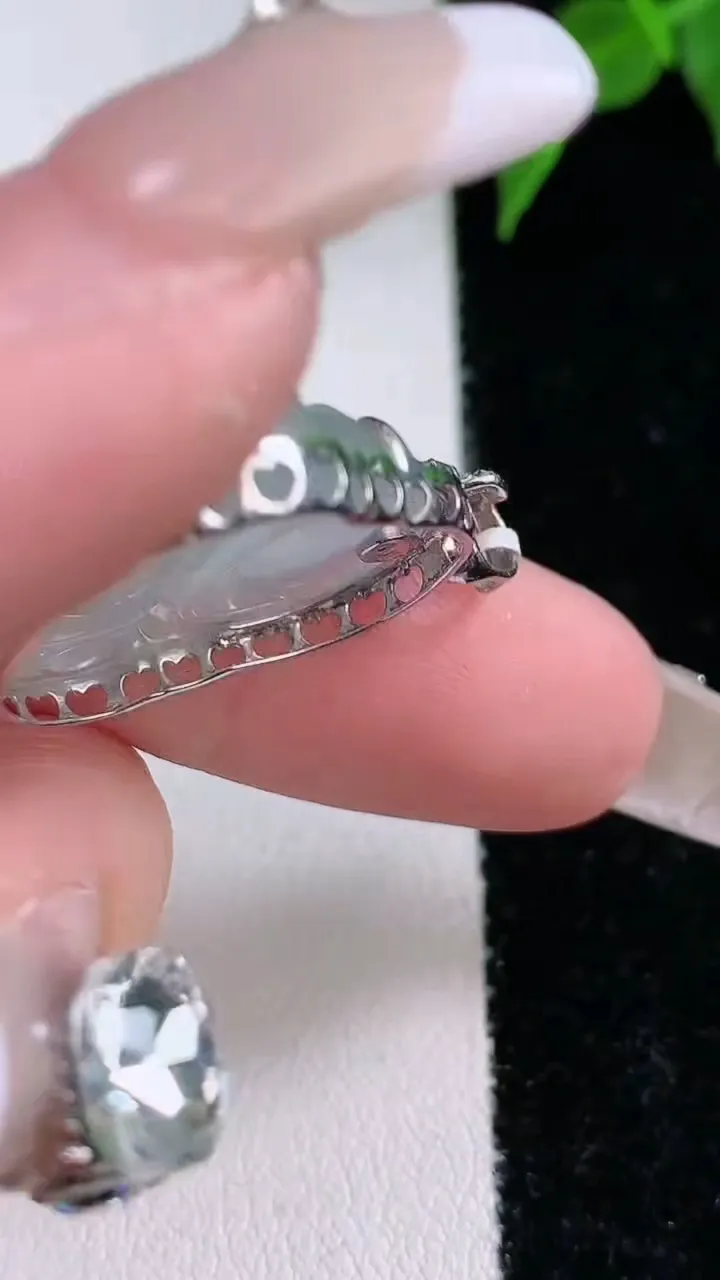 天然A货翡翠佛公吊坠，尺寸28.6-21-21.4-9.8，重量:5.22g
2月4日