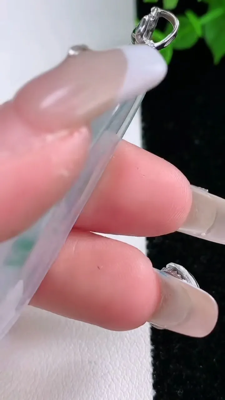 天然A货翡翠种飘花福豆吊坠，尺寸45.6-18.2-7，重量:10.90g
2月4日