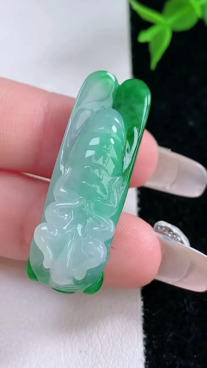 天然A货翡翠一鸣惊人吊坠，尺寸37-12-12.2，重量:11.38g
2月4日