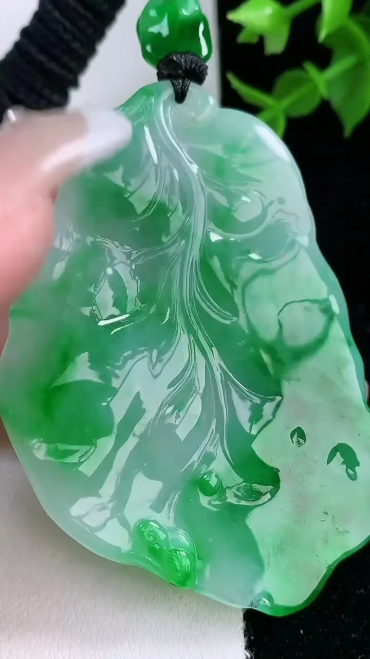 天然A货翡翠大势至菩萨吊坠，尺寸65.3-44.6-8.2，重量:36.26g
2月4日