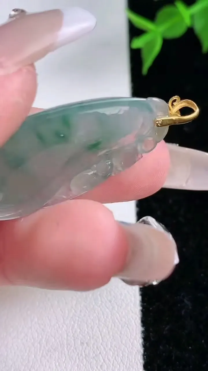 天然A货翡翠种飘花福瓜吊坠，尺寸33.5-16.5-5.3，重量:5.23g
2月4日