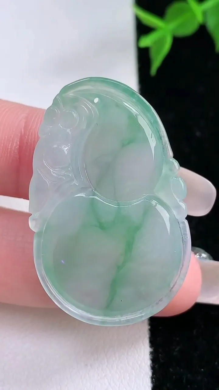 天然A货翡翠冰种飘花葫芦吊坠，尺寸38.2-24-5.5，重量:8.77g
2月4日