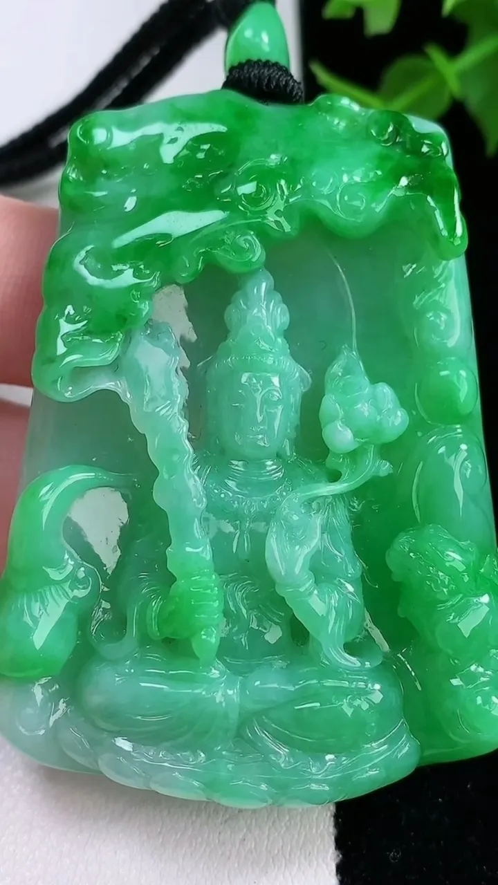 天然A货翡翠虚空藏菩萨吊坠，尺寸56.6-41.6-10，重量:44.23g
2月4日
