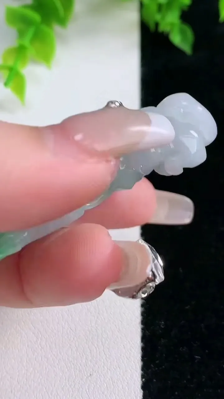 天然A货翡翠貔貅吊坠，尺寸60-26.8-13.8，重:43.83g
2月4日