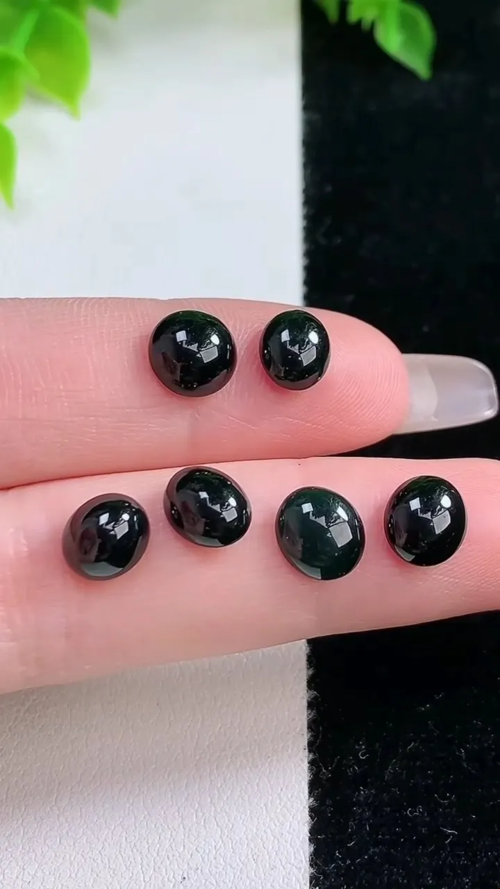 天然A货翡翠墨翠蛋面镶嵌件一手，尺寸7.35-6.9-3.8，重:1.61g
2月4日