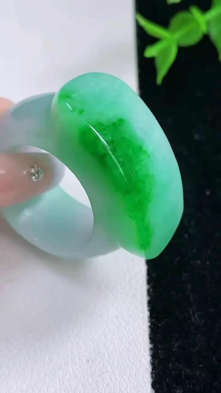 天然A货翡翠马鞍戒指 扳指，尺寸21.4-32.7-13.8-8.8，重量:25.90g2026年2