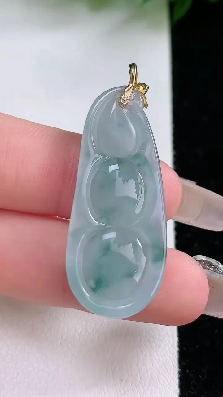 天然A货翡翠18K金飘花福豆吊坠，尺寸37.8-16-6.2，重:6.91g
2月4日