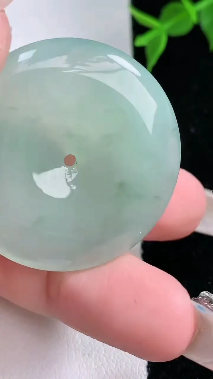 天然A货翡翠飘花平安扣吊坠，尺寸35-5.5，重量:14.96g
2月4日