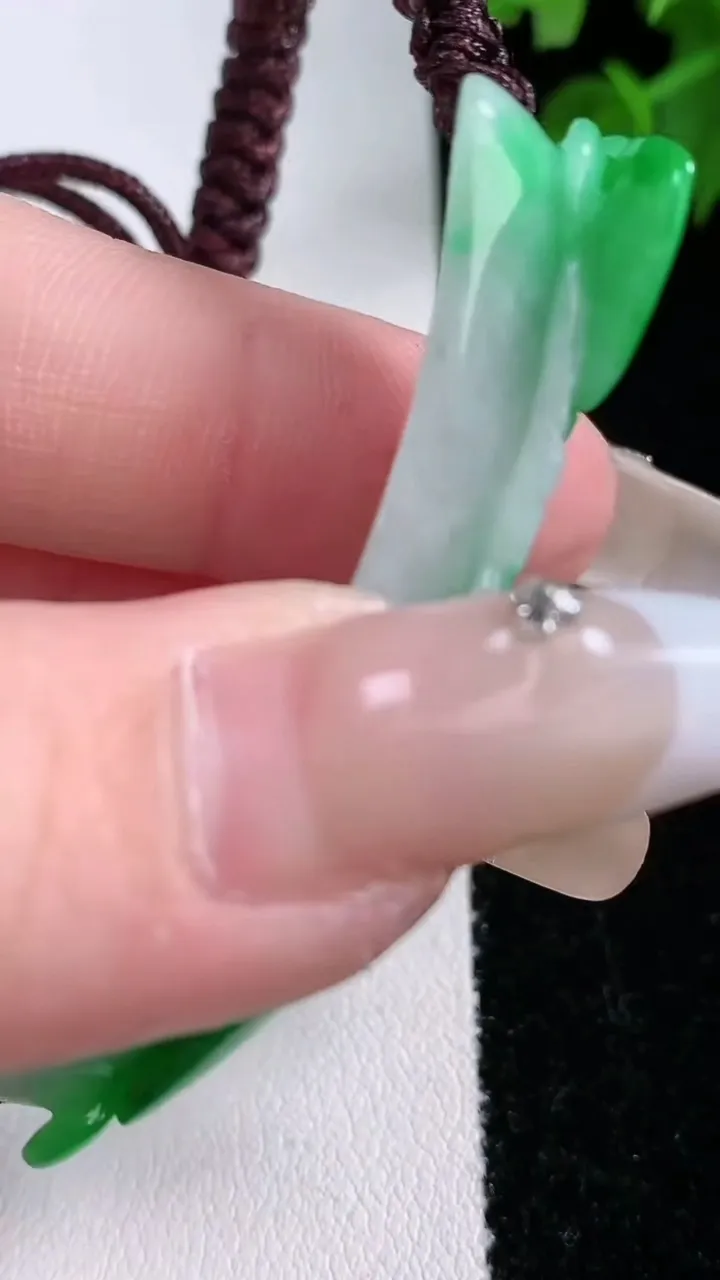 天然A货翡翠和和美美 荷花手牌，尺寸53-11.4-8，重量:14.95g
2月4日