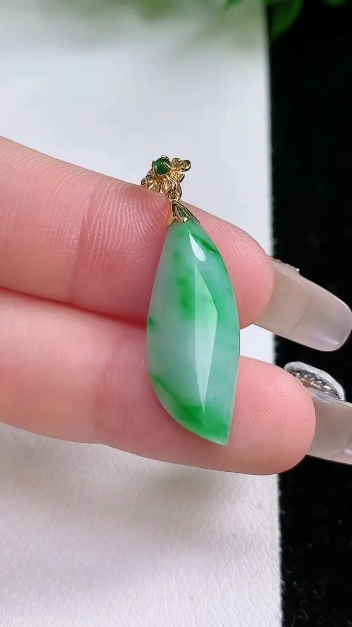 天然A货翡翠随形吊坠，尺寸33.3-26.8-10.2-4.4，重:2.14g
2月4日