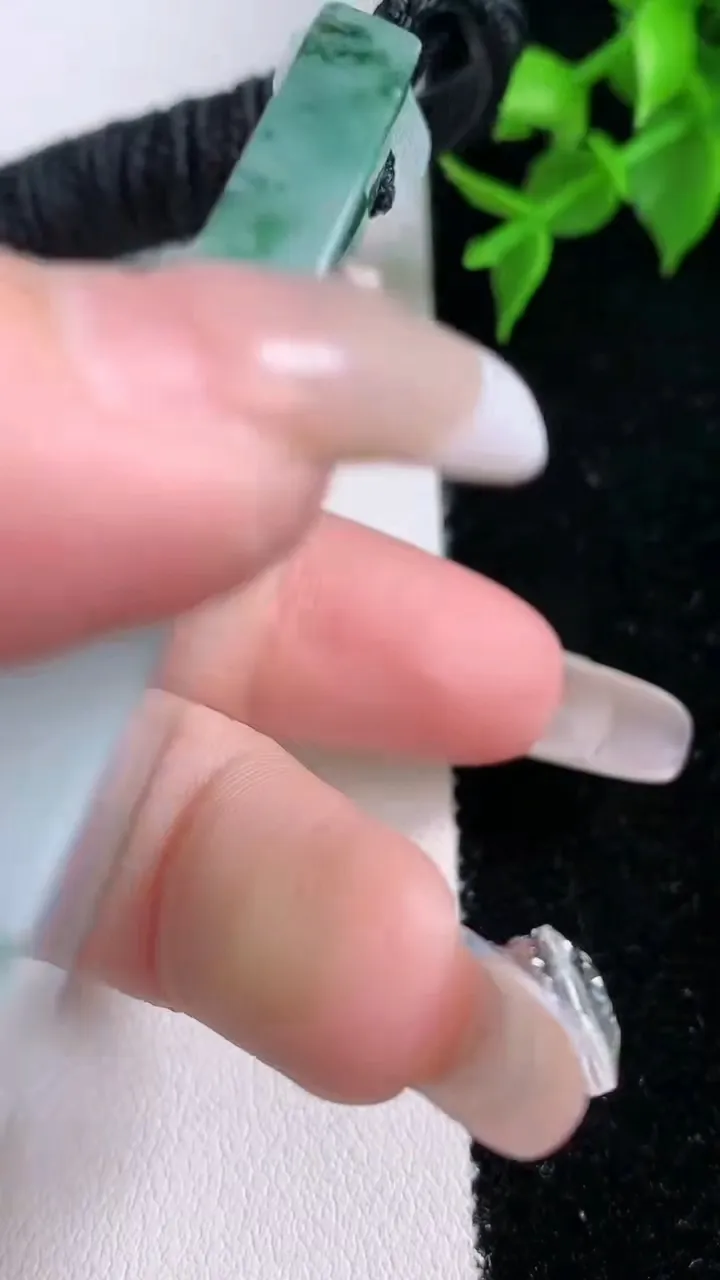 天然A货翡翠飘花无事牌吊坠，尺寸59-31.6-5.8，重量:42.00g
2月4日