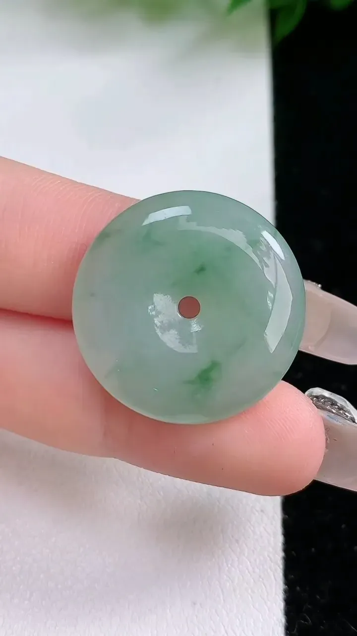 天然A货翡翠平安扣吊坠，尺寸24.9-5.1，重:6.70g
2月4日