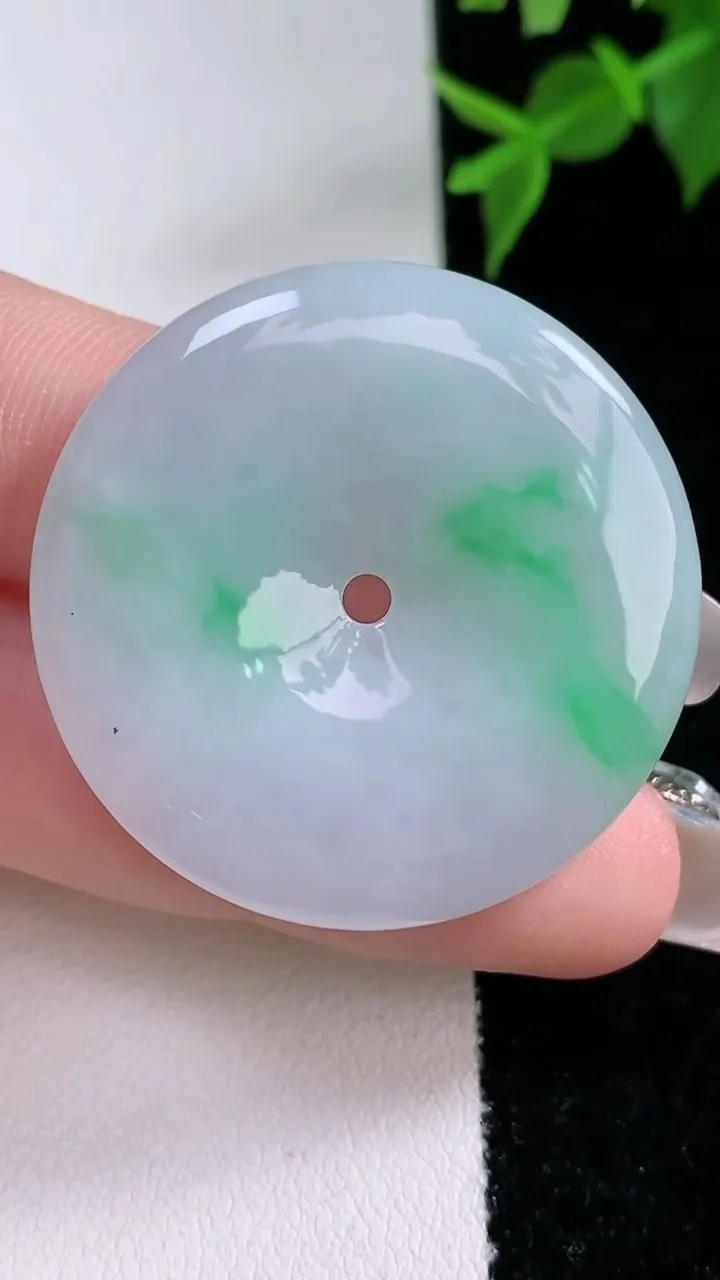 天然A货翡翠平安扣吊坠，尺寸34.3-5.5，重量:14.94g
2月4日