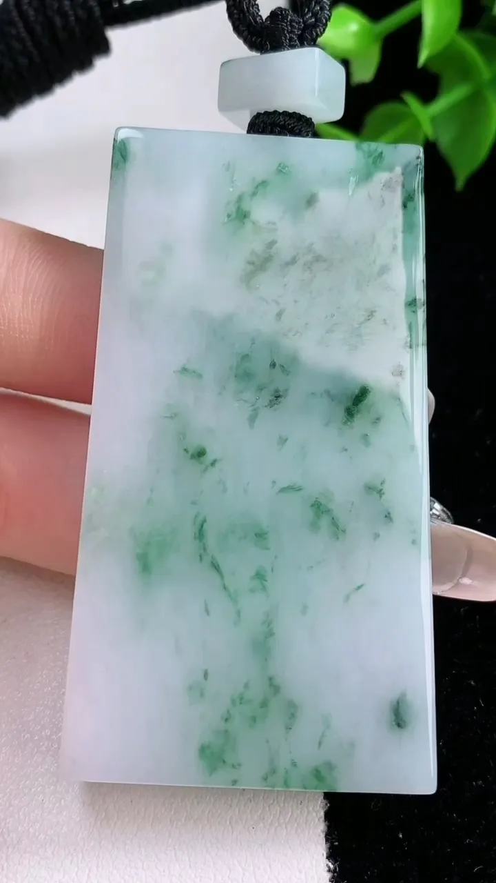 天然A货翡翠飘花无事牌吊坠，尺寸59-31.6-5.8，重量:42.00g
2月4日