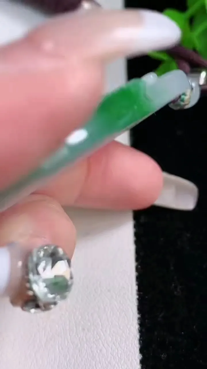 天然A货翡翠山水观音菩萨吊坠，尺寸57.2-36.5-4.7，重量:27.12g
2月4日