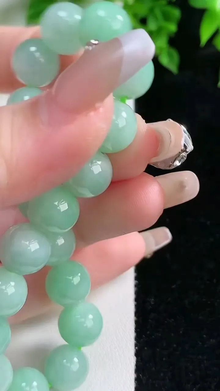 天然A货翡翠圆珠手串，尺寸10.5，重:38.49g2月4日
工厂直销收藏佳品,种好水足，色泽均匀，有种有色，上手高大气！