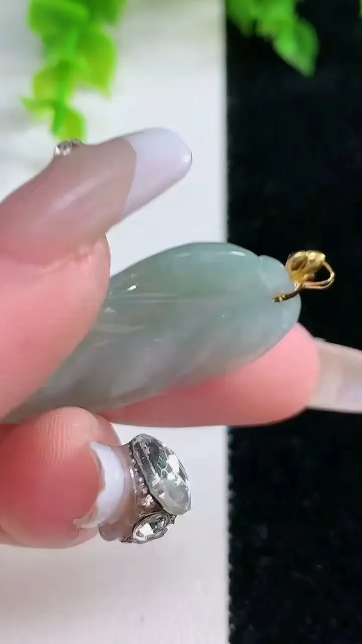 天然A货翡翠金枝玉叶 叶子吊坠，尺寸41-21.7-3.9，重:5.46g
2月4日