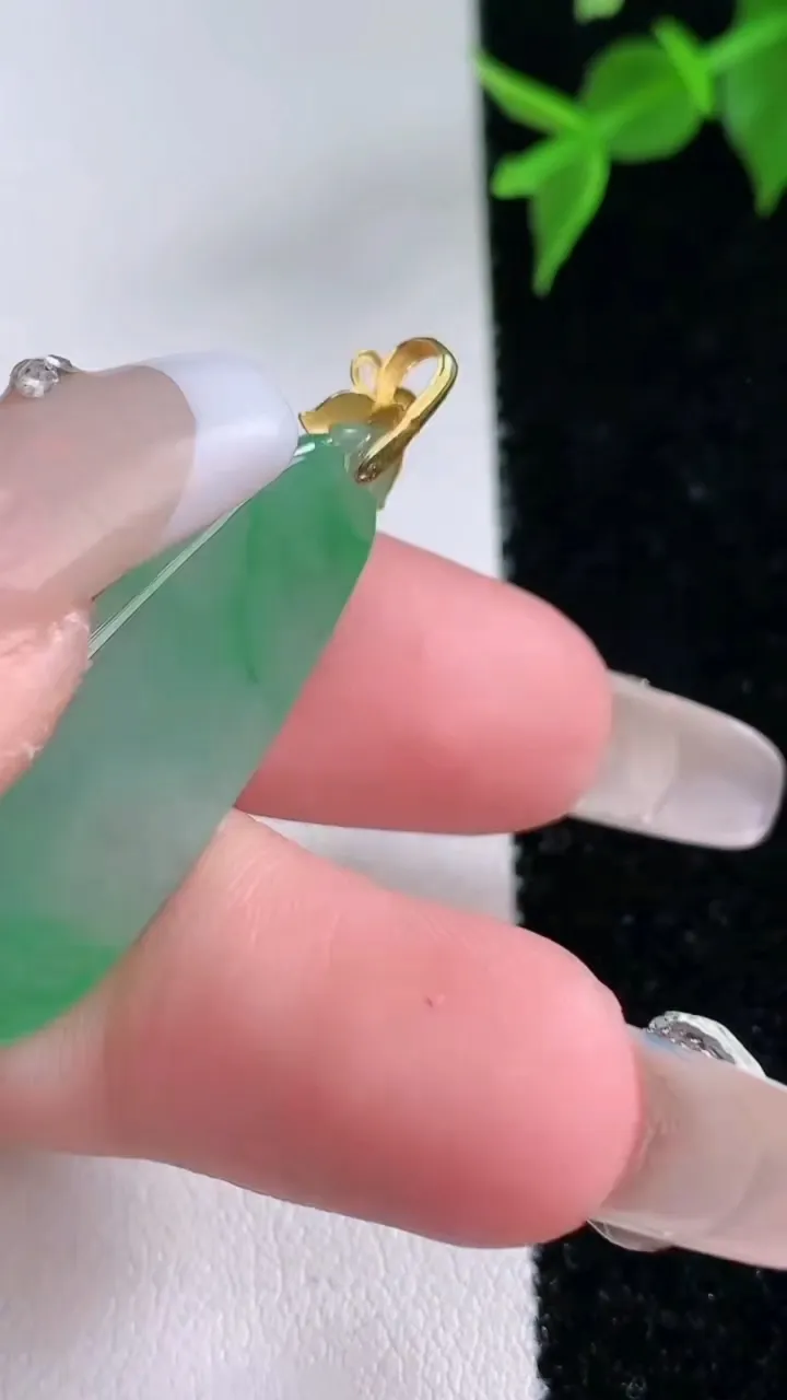 天然A货翡翠福瓜吊坠，尺寸33.3-12.5-3.8，重量:4.31g
2月4日