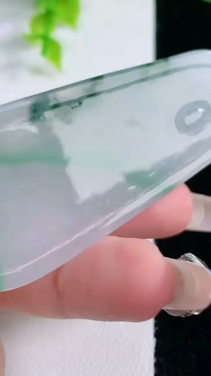 天然A货翡翠冰种飘花大势至菩萨吊坠，尺寸69-30-6，重:27.23g
2月4日