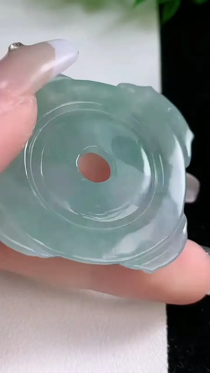 天然A货翡翠仿古扣吊坠，尺寸46.3-6.7，重:21.73g
2月4日