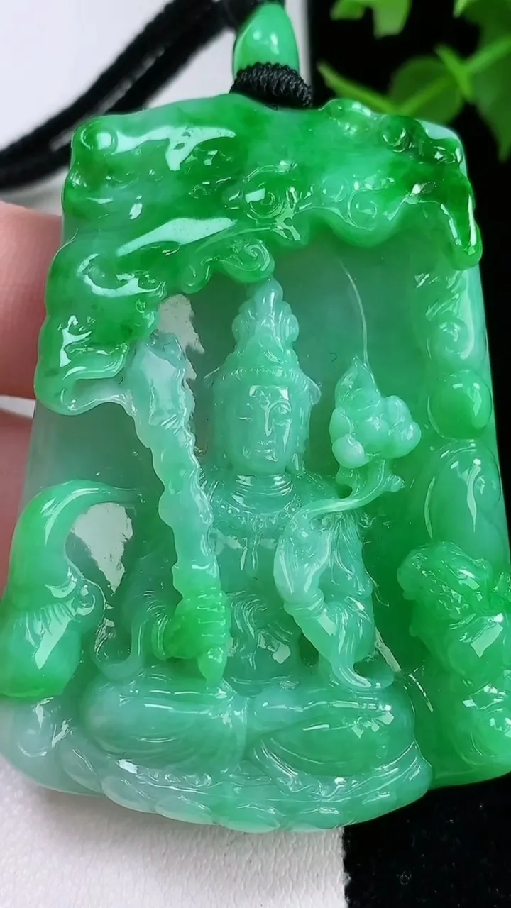 天然A货翡翠虚空藏菩萨吊坠，尺寸56.6-41.6-10，重量:44.23g
2月4日