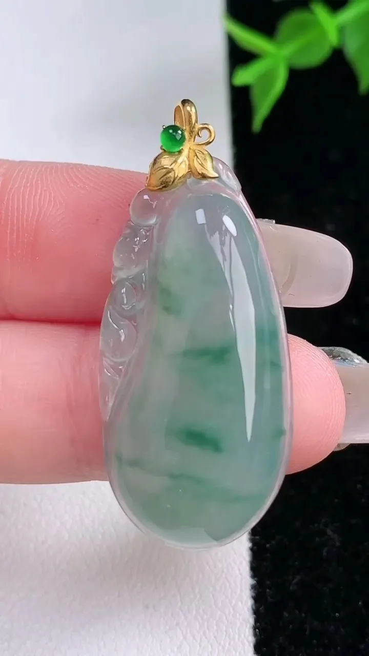 天然A货翡翠种飘花福瓜吊坠，尺寸33.5-16.5-5.3，重量:5.23g
2月4日