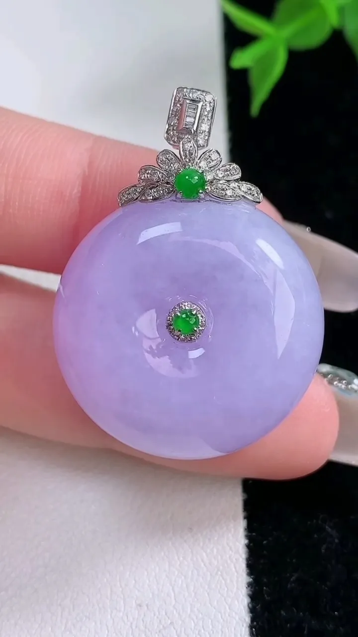 天然A货翡翠18K金紫罗兰路路通吊坠，尺寸25.8-13.3，重量:20.31g
2月4日