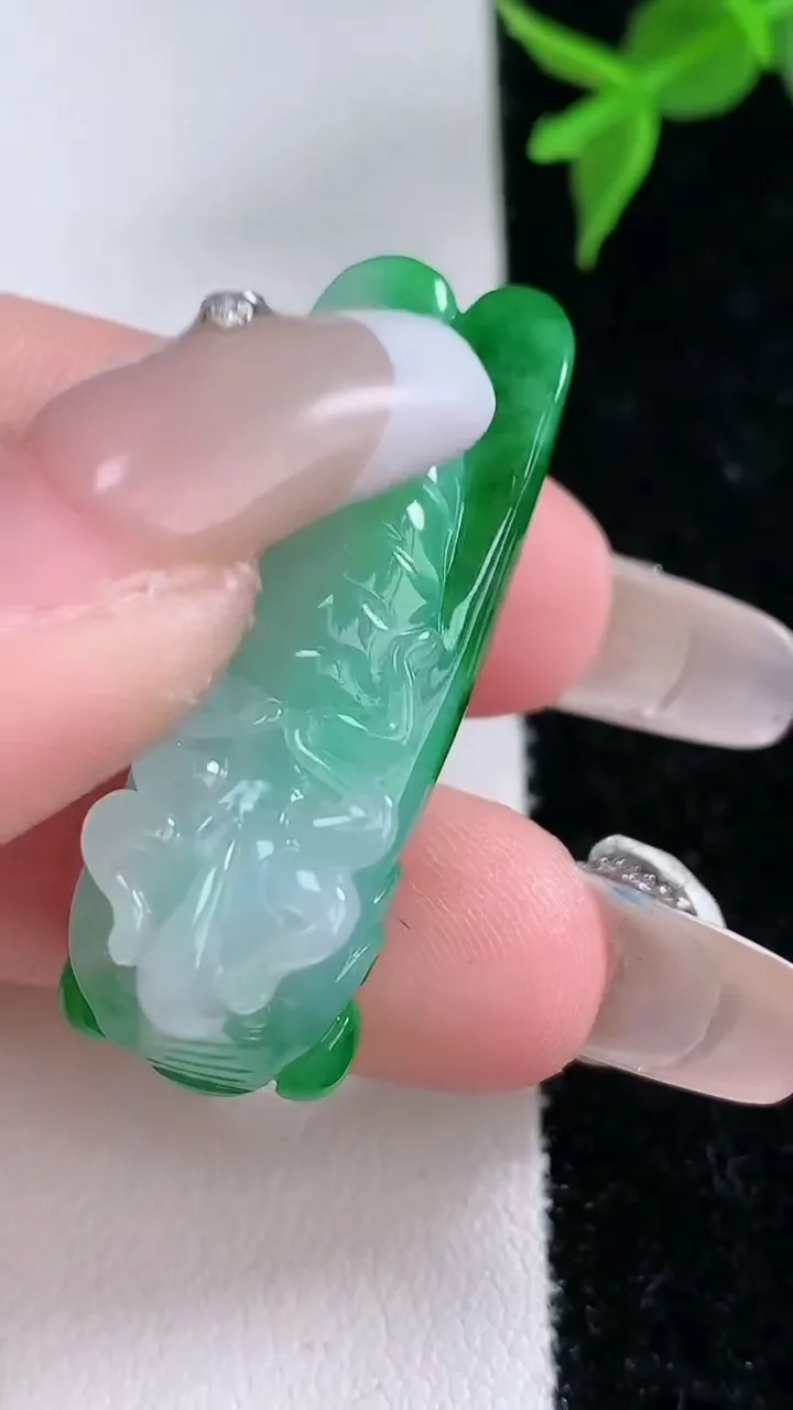天然A货翡翠一鸣惊人吊坠，尺寸37-12-12.2，重量:11.38g
2月4日