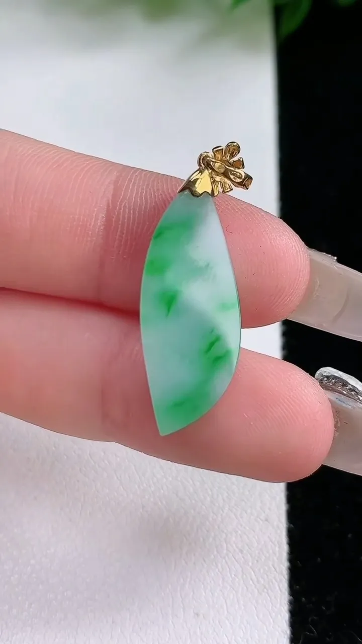 天然A货翡翠随形吊坠，尺寸33.3-26.8-10.2-4.4，重:2.14g
2月4日