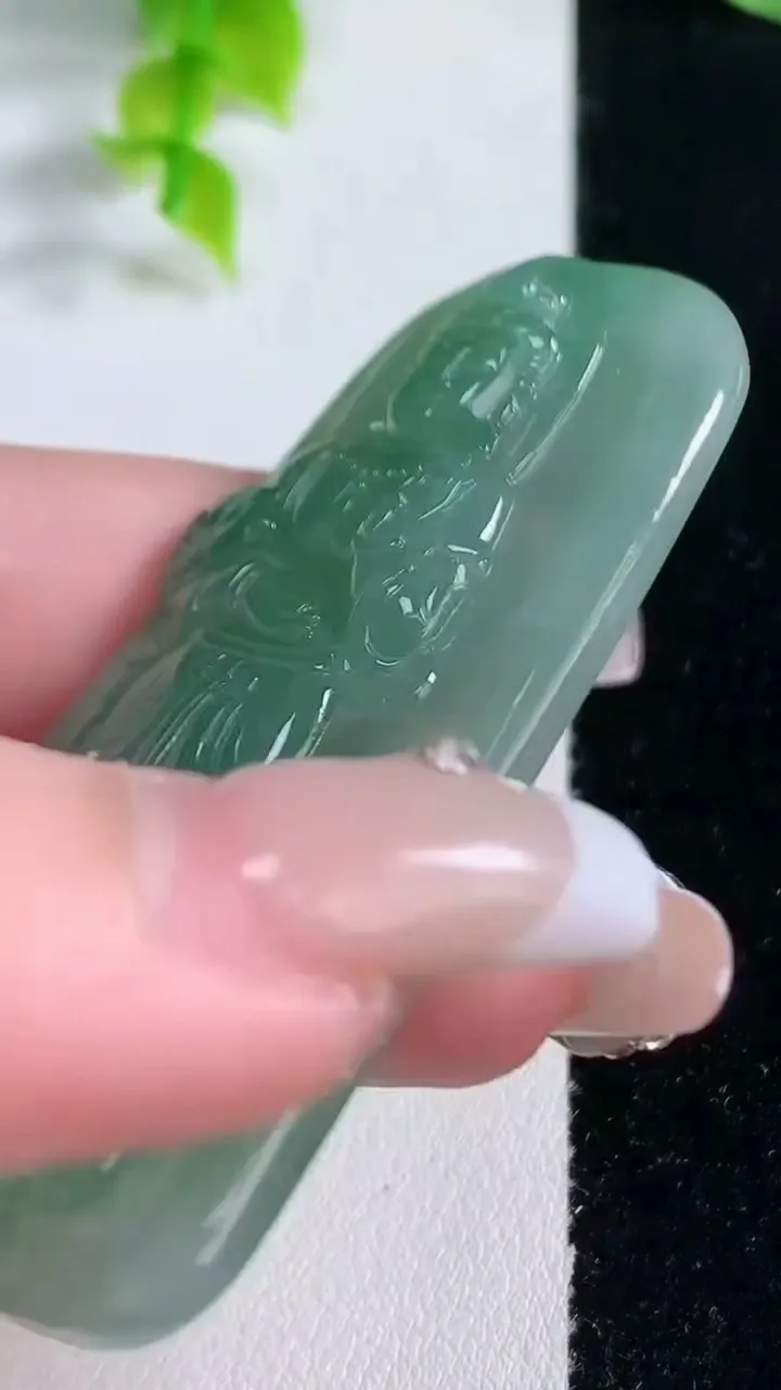 天然A货翡翠观音菩萨吊坠，尺寸65.5-35-6，重:30.04g
2月4日