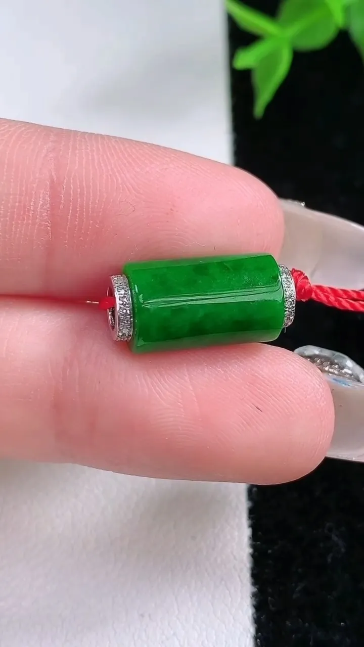 天然A货翡翠路路通吊坠，尺寸15.8-7.7，重量:1.93g
2月4日