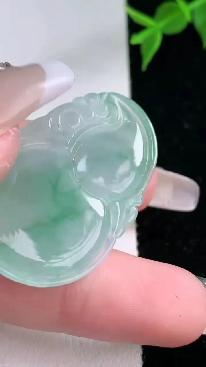 天然A货翡翠冰种飘花葫芦吊坠，尺寸38.2-24-5.5，重量:8.77g
2月4日