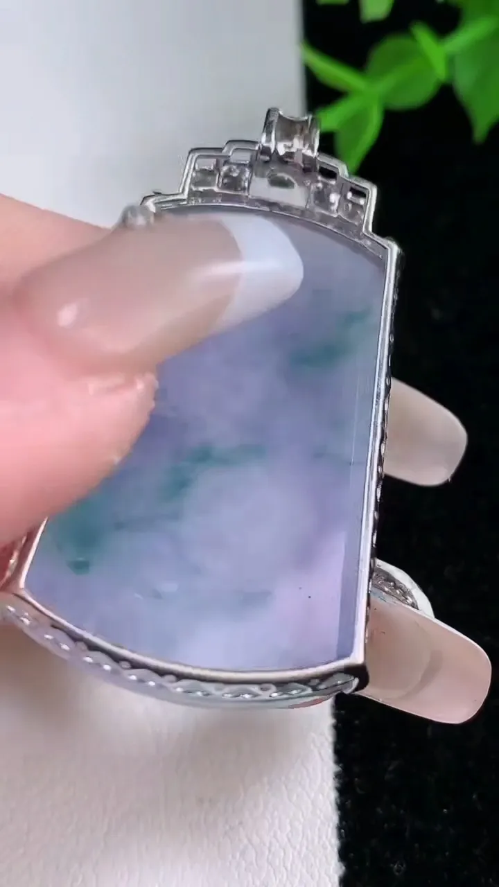 天然A货翡翠18K金紫罗兰飘花无事牌吊坠，尺寸44.6-37.3-24.6-6.5，重量:11.39g
2月4日