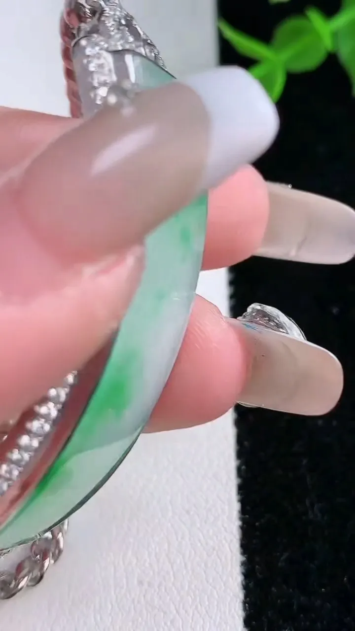 天然A货翡翠素面手牌，尺寸45.3-12.8-4.5，重量:19.84g
2月4日